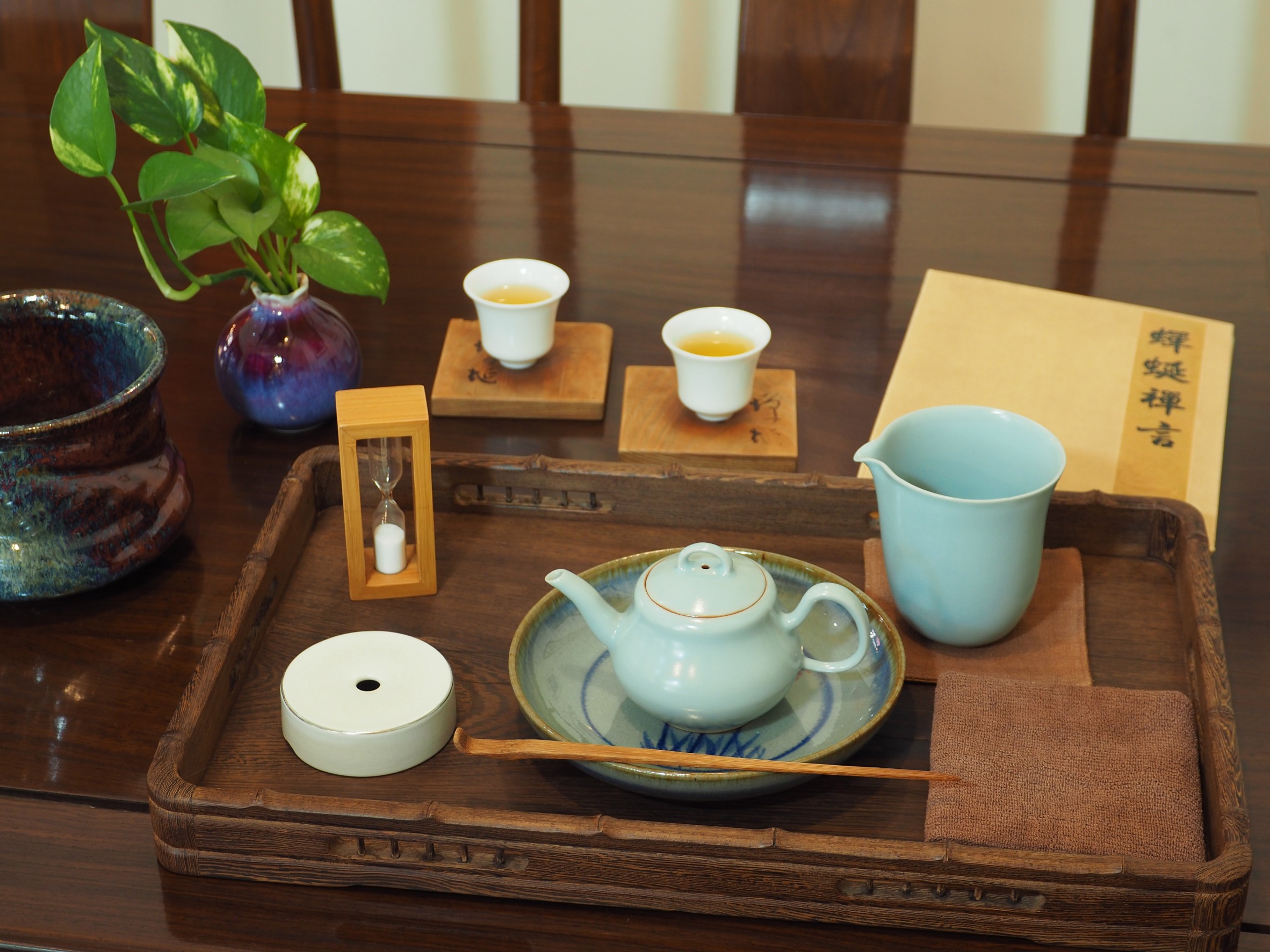茶館內［壺泡品茗］，茶水費每人150元、茶葉費用另計，每人消費約230元起