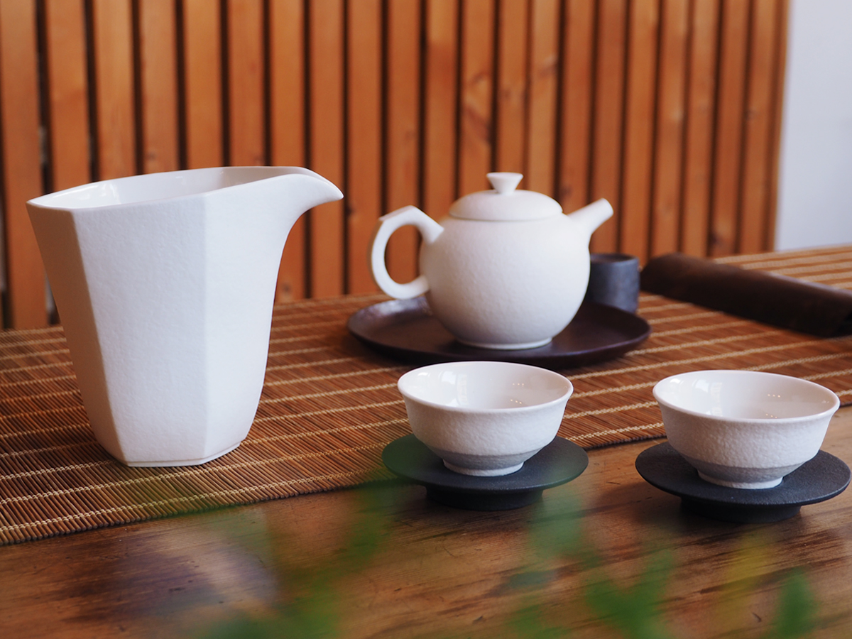 白玥窯創作茶器具，茶壺3600元，茶海1600元，茶杯450元/一個。