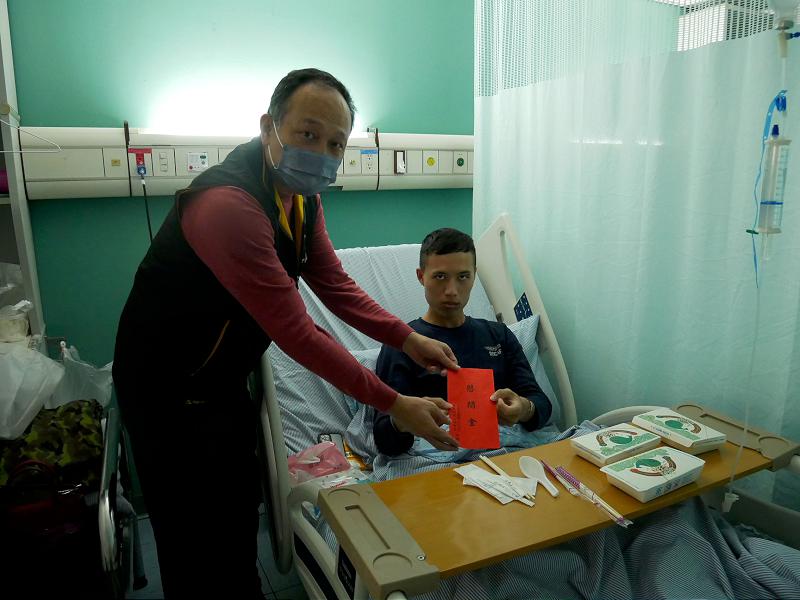 新北市公寓大廈管理維護商業同業公會理事長鄺英杰  即時關懷官兵患病之苦