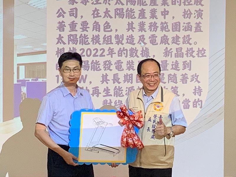 新晶集團董事長資三德捐贈臺南市榮服處跑步機 並簽署MOU促進退除役官兵就業