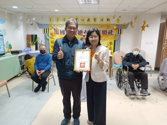 國際崇她台南佳明社攜手髮型團隊  歲末義剪關懷佳里榮家長輩