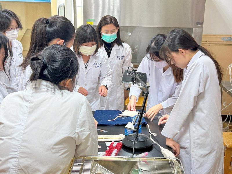 嘉大中西醫藥科學研究  綻放中醫藥與免疫科學之融合火花