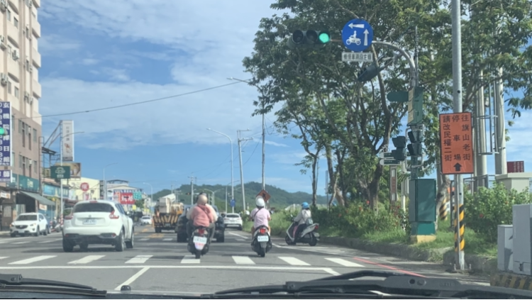 旗山老街竄起 有些道路機車與汽車爭道