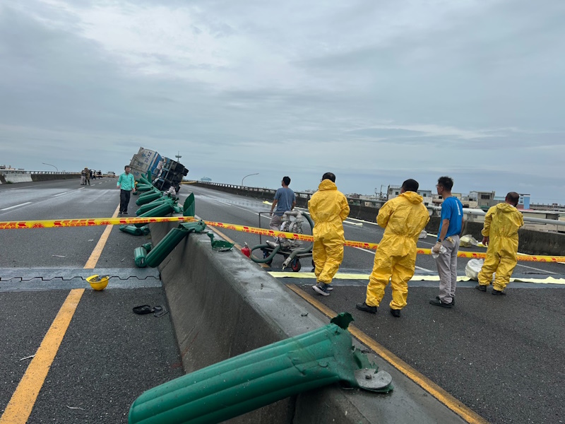 嘉義布袋鎮台61線油罐車自撞中央分隔島