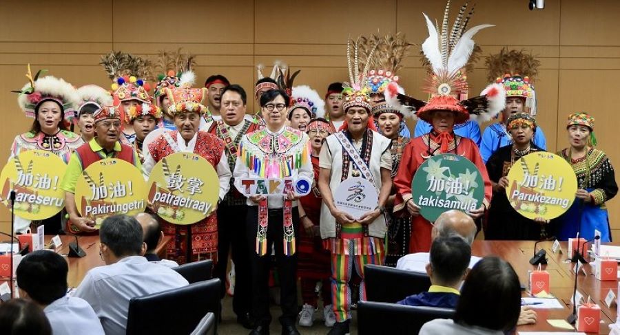 原民總頭目為市長穿戴傳統服飾 陳其邁:體驗原民文化之美 邀民眾參與豐潮活動