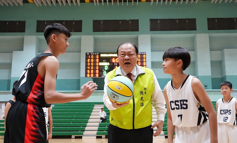 114學年度國小籃球聯賽熱血開打　陳光復開球勉勵小將展現澎湖三點水精神