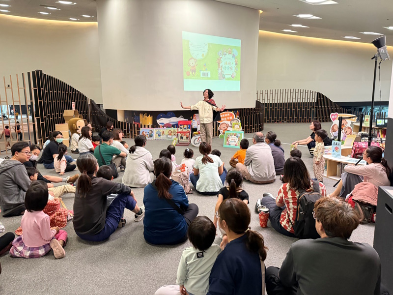 說書共讀引共鳴 嘉基慢慢猴巡迴說書活動 孩子的節奏值得被看見