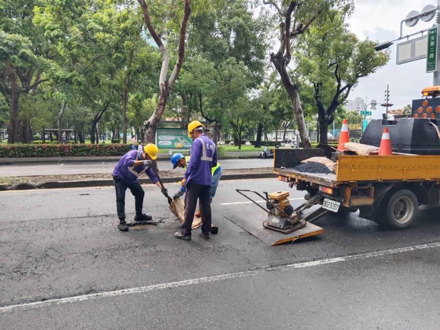 豪雨過後 工務局道路加速搶通及修鋪