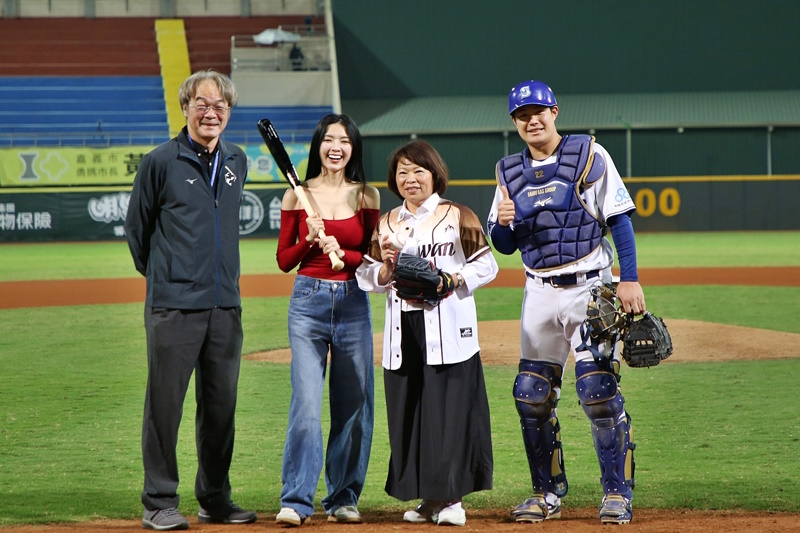 嘉義市長黃敏惠為2025年亞洲冬季棒球聯盟冠亞賽開球 全場熱血沸騰