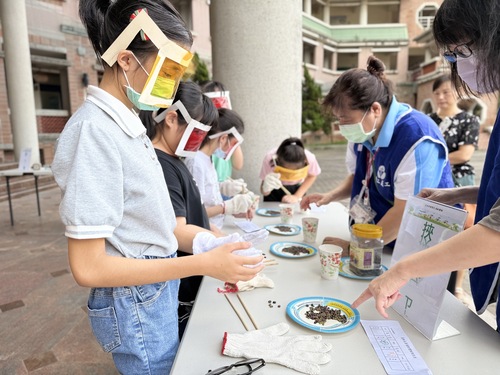 台南新醫辦學童體驗高齡者生活