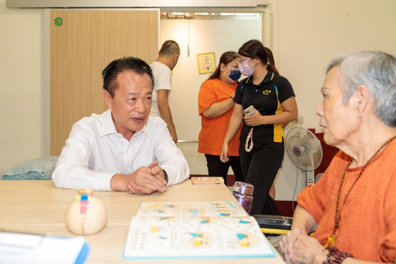 嘉義縣長翁章梁化身「一日關懷人」走入機構傾聽失依長者心聲