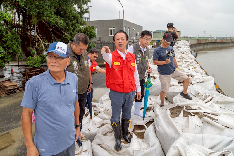 傾聽地方意見 嘉義縣長翁章梁勘查鴨母寮大排竹村里段