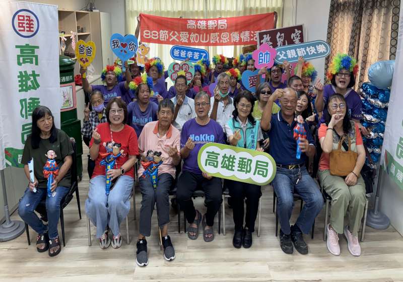 父親節前夕 高雄郵局陪憨兒寫下一封明信片   寄出滿滿父愛