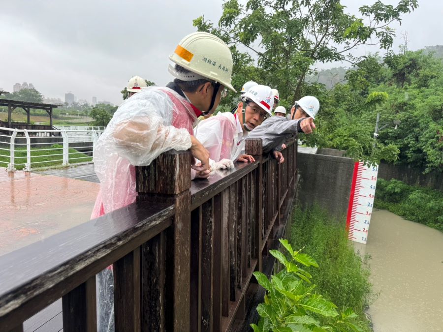 西南氣流警報持續發佈 林欽榮副市長視察鼓山三路擋土牆及柴山滯洪池防汛準備