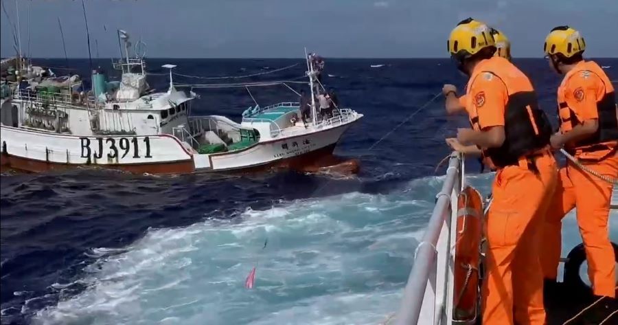 雙颱影響海象惡劣 海巡苦戰千浬成功救援