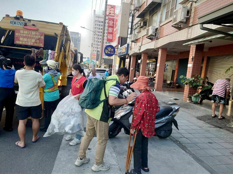 單槍匹馬追垃圾車拜票 薛兆基用腳步傾聽基層聲音