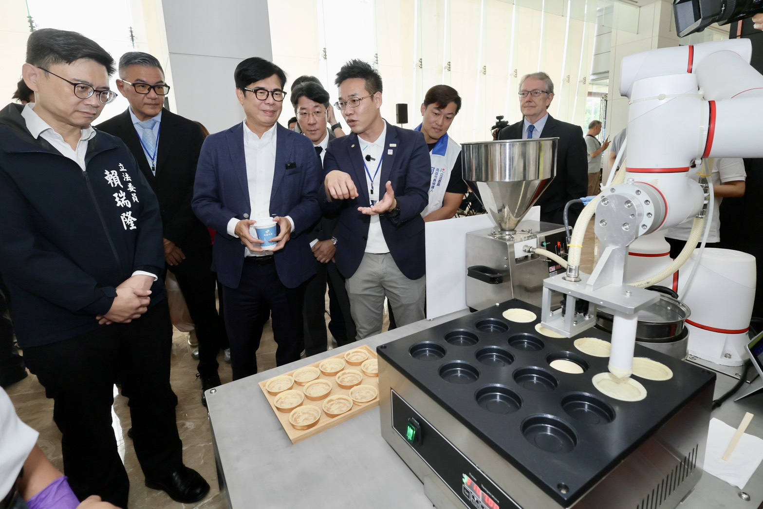 飛傲科技「機器人創新中心」進駐高軟 陳其邁：歡迎投資高雄，期盼共同茁壯