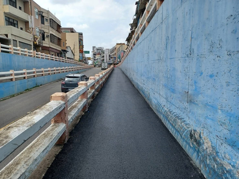 提升機車行車舒適與安全 嘉義文化路地下道(機車道)路面完成鋪設