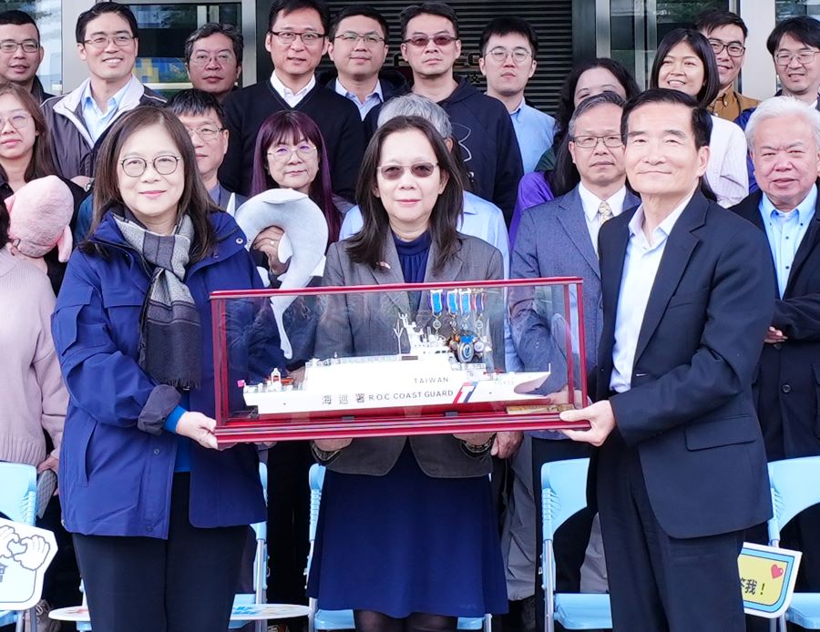 黃向文卸任副主委 海委會頒授最高榮譽海洋專業獎章 從三人撐起海保署、推海保法從無到有  管碧玲盛讚：最重要的專業夥伴!