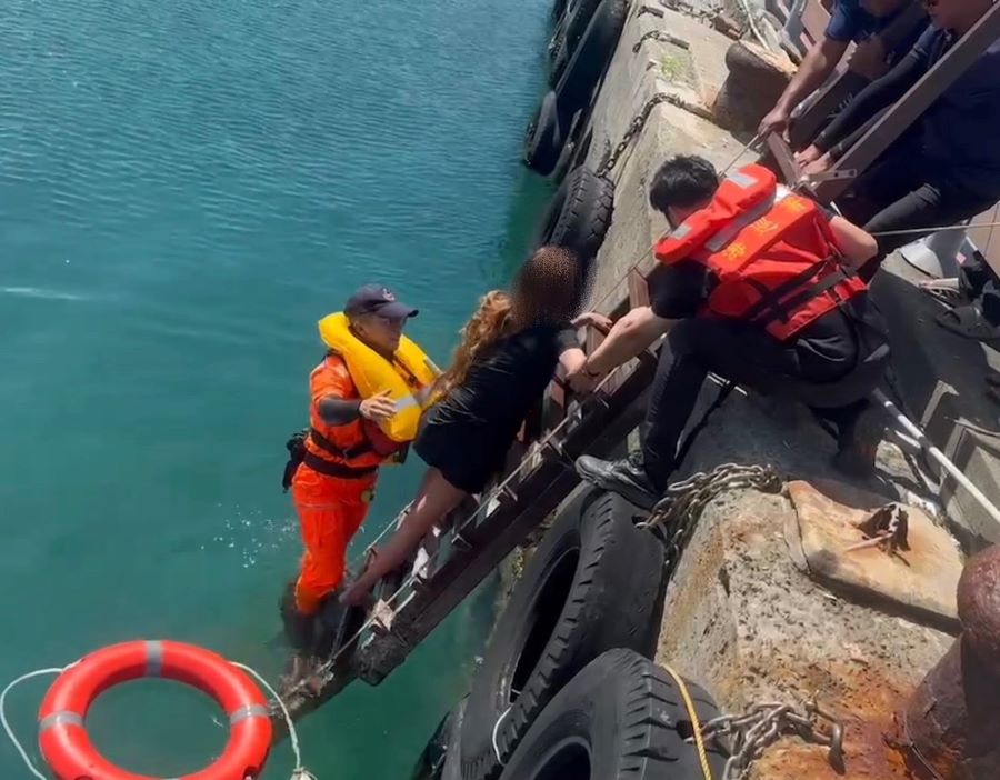 遊客酒後爭執跳海 海巡即刻下水救援