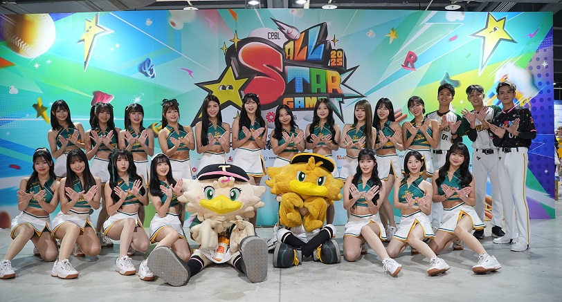 Wing Stars閃耀中職明星賽 18位成員熱血應援全場沸騰