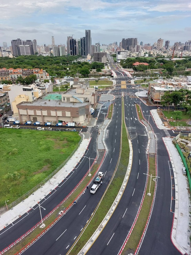 九如橋改建工程即將通車 市府團隊視察全線路型與附屬設施
