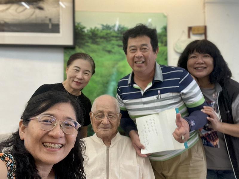 薛兆基拜訪國寶級詩人曾人口 即席改詩展才華獲讚「天才學生」