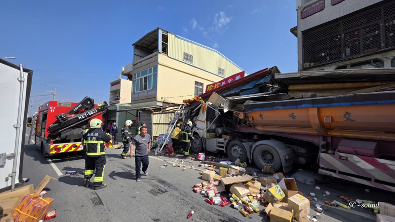 店面慘遭撞爛 嘉義砂石車連環撞波及早餐店 3人受傷送醫