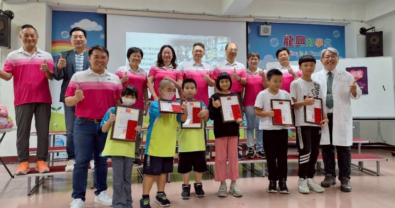 「川崎美心專車」再次回到龍興國小義診　康復學童與家長返校道謝感動全場