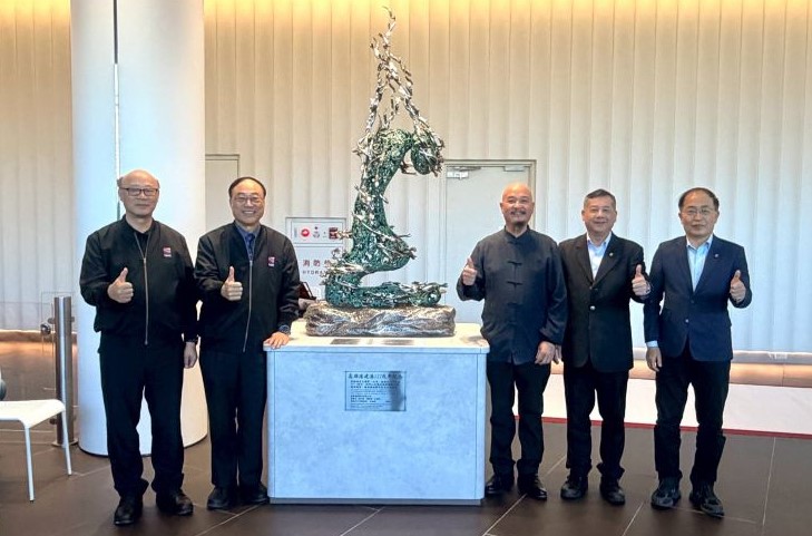 許文融大師於高雄港旅運中心揭幕雕塑《美麗傳說》，現場揮毫引領國風之美！
