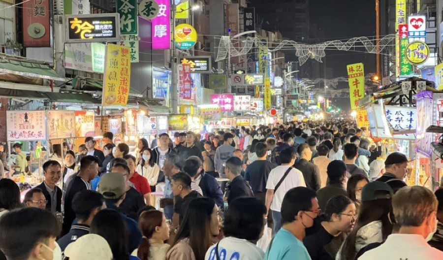 高雄寵粉應援!演唱會經濟再發威 湧18萬人潮 夜市擠爆至凌晨 產值衝5億