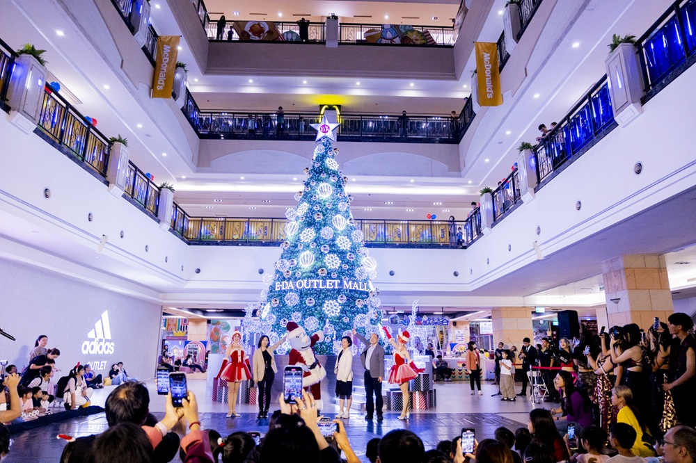 義大世界11/15點亮全台室內最高聖誕樹 與啦啦隊女神寶兒一起接迎幸福