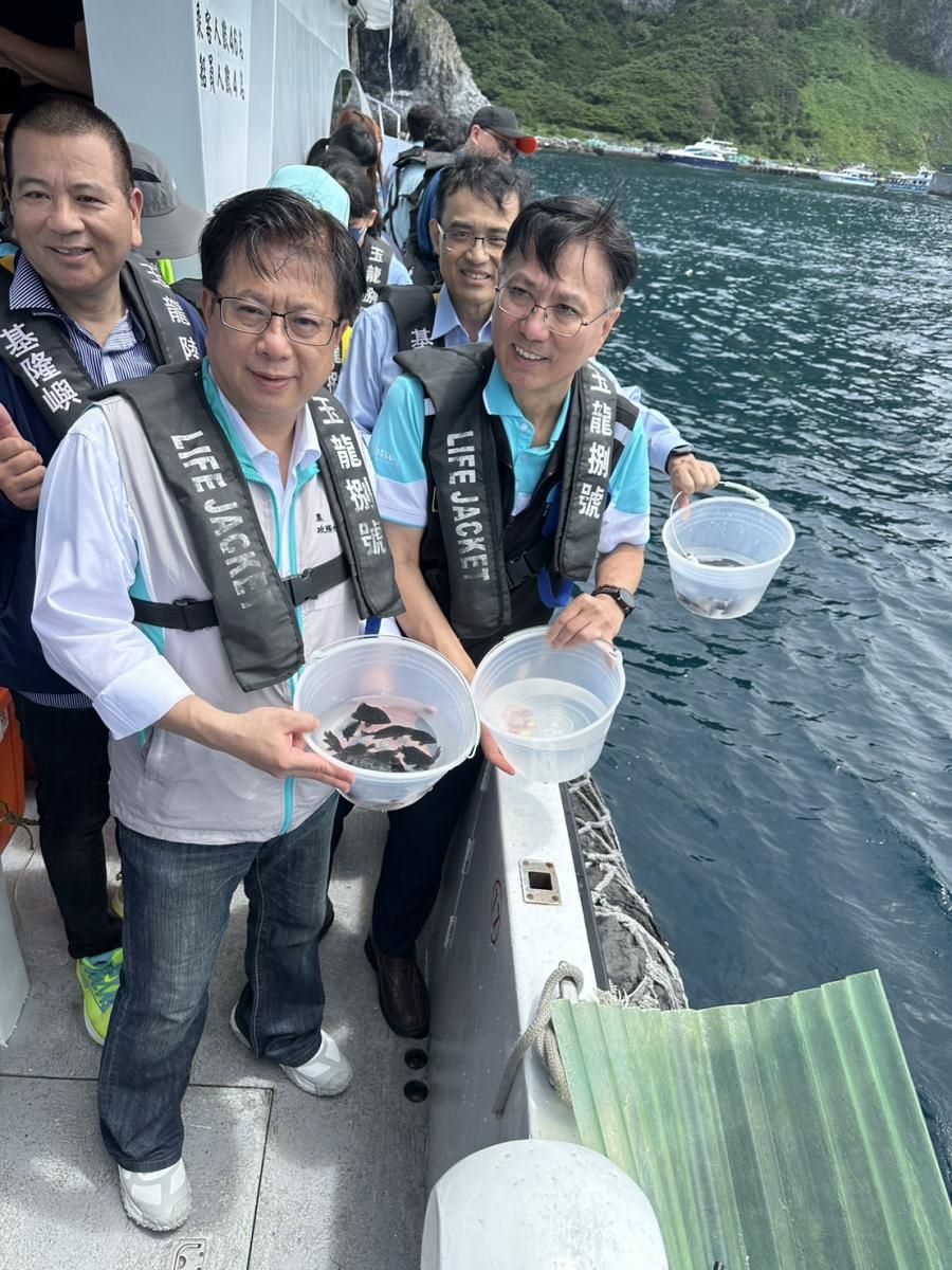 響應2025世界海洋日 漁業署攜手外籍船員放流原生魚苗 共築永續海洋藍圖