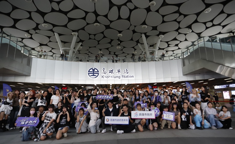 雄爭舞鬥暖身啟動！K-POP快閃巡迴四大地標  首站前進高雄車站　點燃港都街舞熱潮