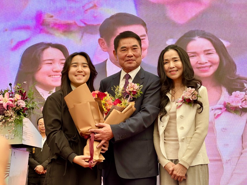 鍾東錦就職3周年感謝各界支持           公布由賴香伶擔任第二副縣長