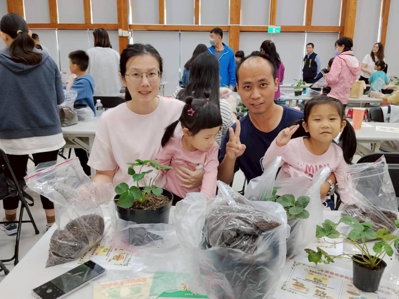 草莓盆栽DIY食農教育從小扎根 嘉義太保市公所『魅』力學堂開課