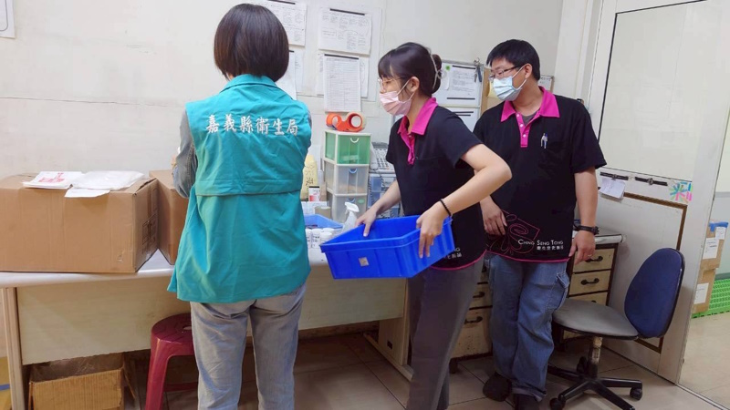 嘉義縣衛生局嚴堵含蘇丹紅化粧品流入市面 下架1.3萬件產品