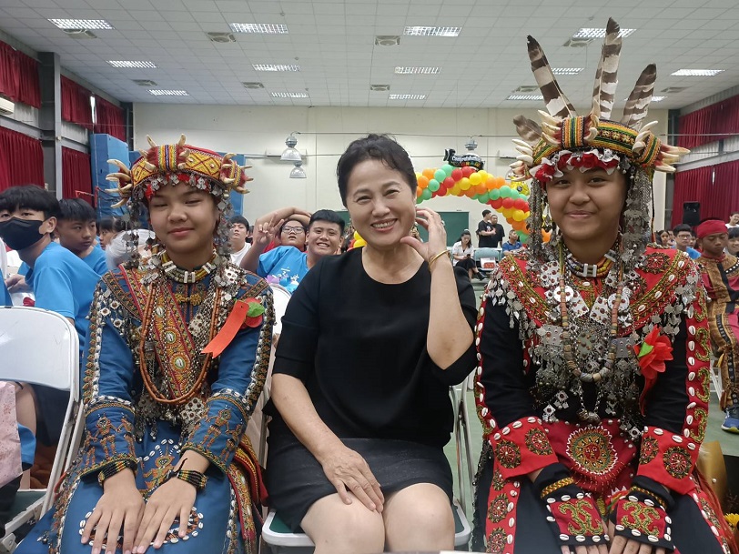 偏遠高泰國中 原住民學生傳統服裝盛裝出席