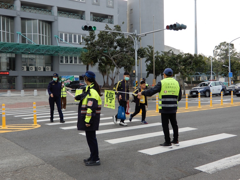 嘉縣警執行護童勤務 守護開學路