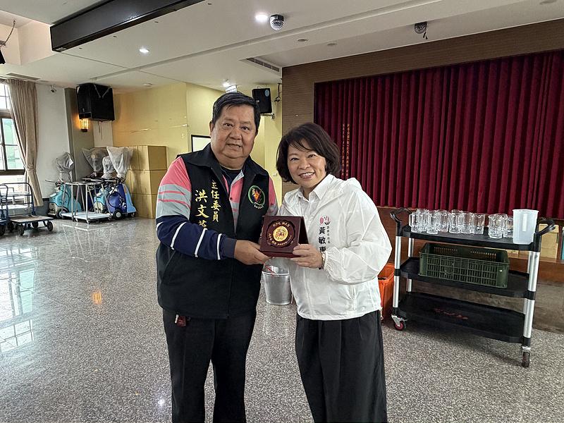 力邀「粉紅超跑」再度抵嘉贊境 嘉義市長黃敏惠率隊至苗栗縣白沙屯拱天宮參拜