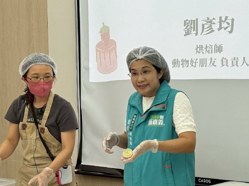 嘉縣心理健康月活動 以「脫掉煩惱:烘焙Fun心玩」為主題 親子做月餅體驗紓壓之道