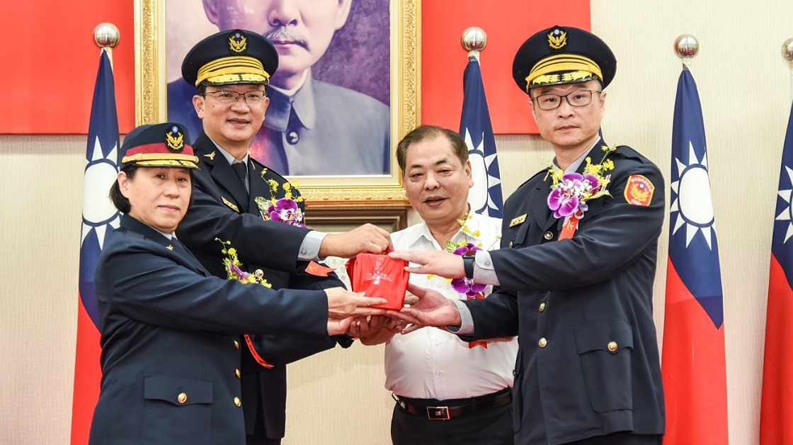竹縣警局卸新任局長交接         新任局長林建隆科技建警績效卓著