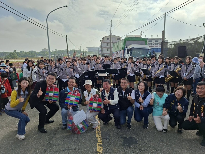 感受秘境的浪漫氛圍 嘉義民雄花海與火車相遇 蹦出一場愛的火花