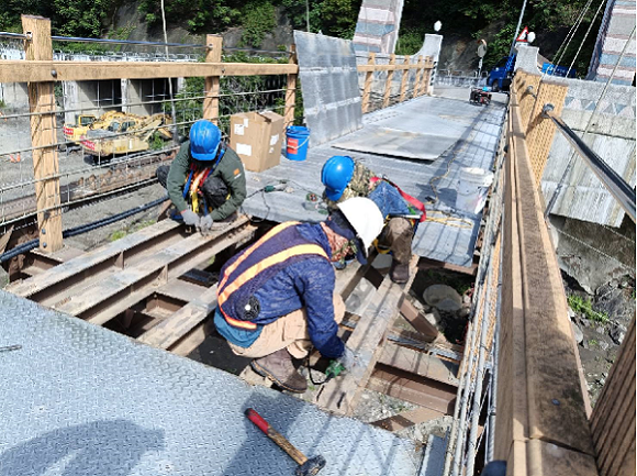 桃源索阿紀吊橋橋面損毀 高雄原民會緊急搶修、籲共體時艱配合封橋施工
