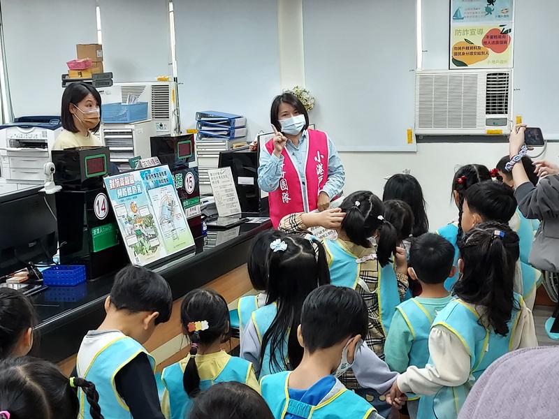 小小戶籍員報到  萌娃走進小港戶所為民服務