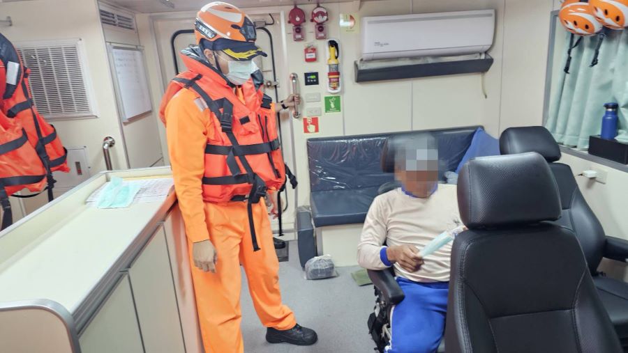 漁工外海作業手指遭魚鉤穿刺傷 臺南海巡即刻救援