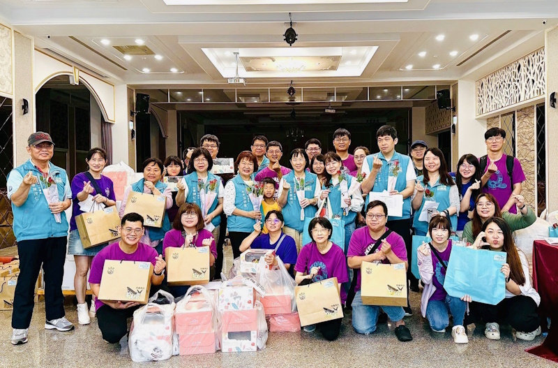 嘉義縣模範父親暨好人好事表揚活動延期 社會局主管親送桌菜、蛋糕到府祝福