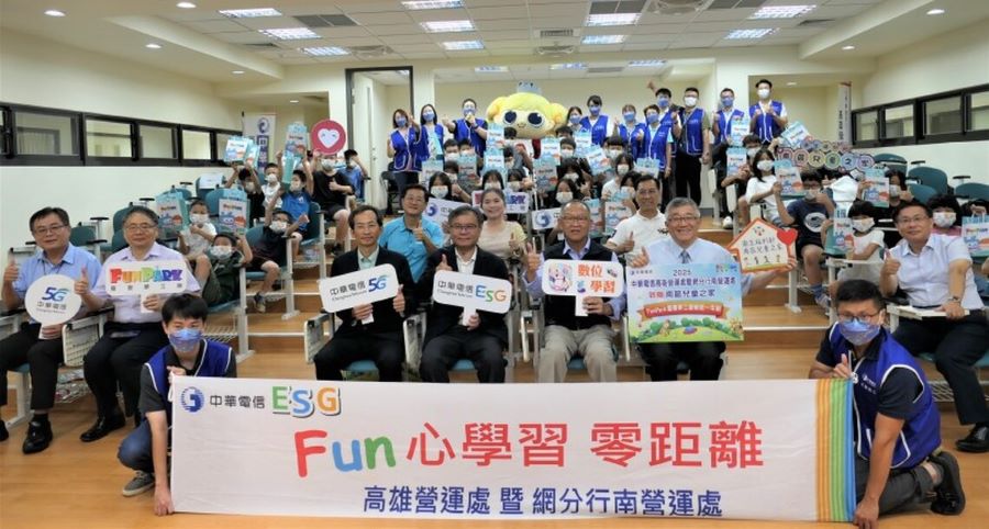 南服中心與中華電信啟動數位助飛　贈平板開啟學童新視野