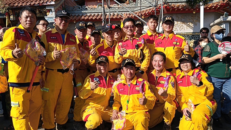粉紅超跑南下岡山!搜救隊鐵漢柔情護轎 萬人空巷慶壽天宮313週年