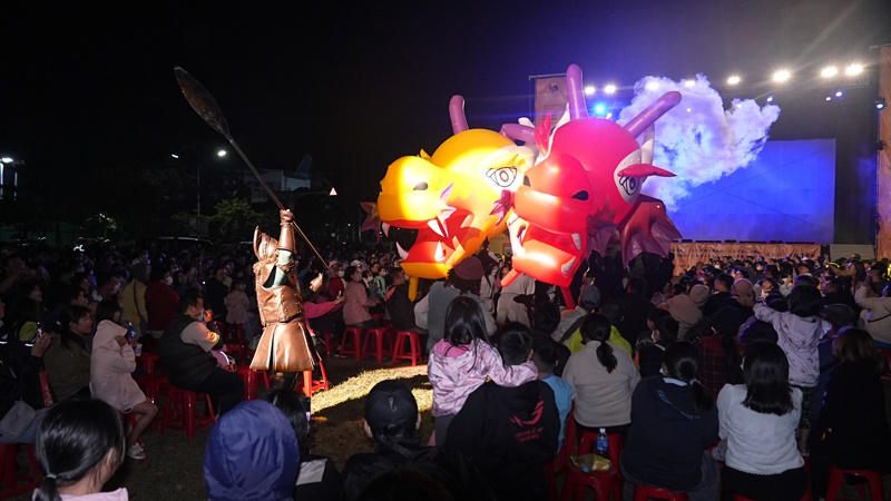 紙風車劇團「台灣幻想曲」嘉義朴子市公所前登場